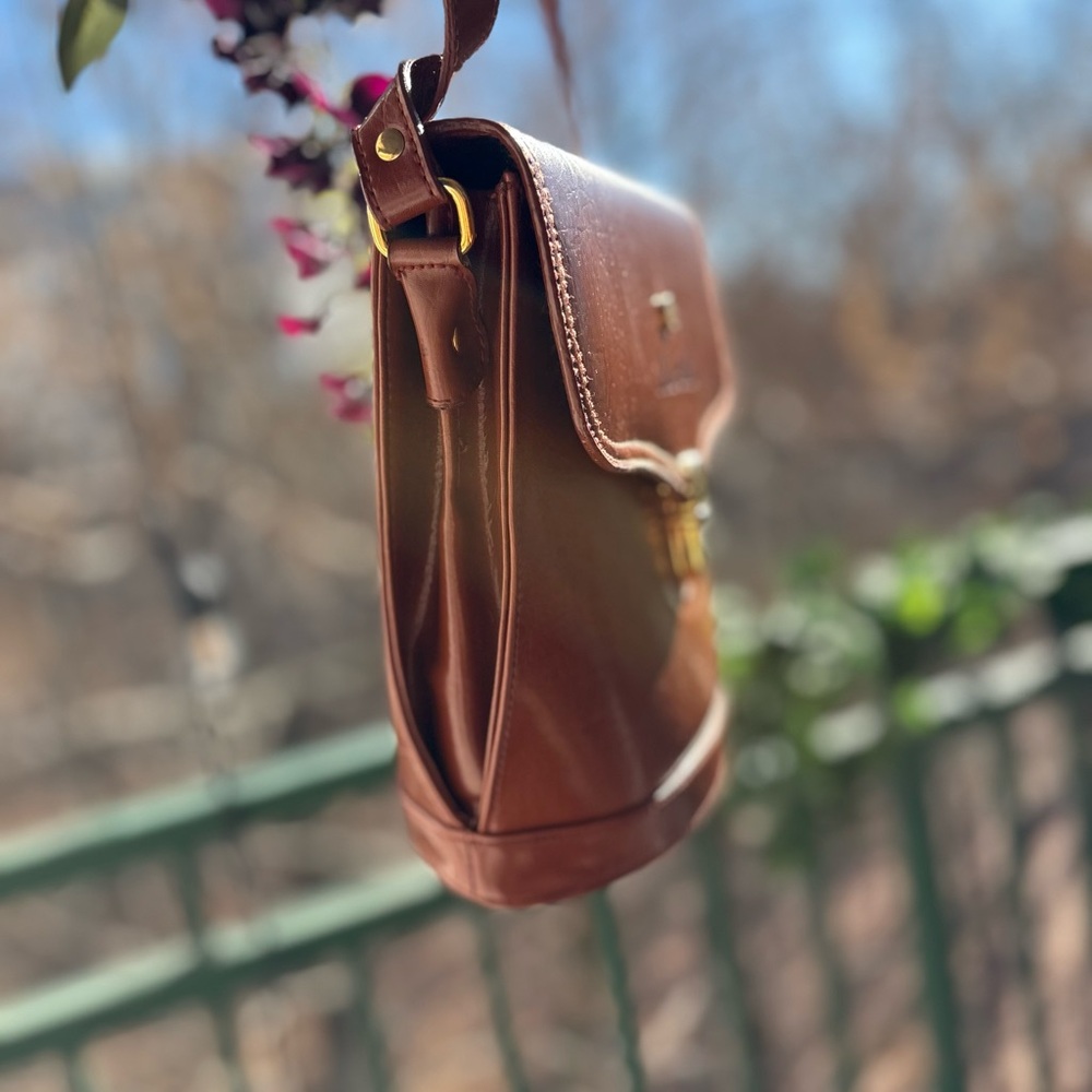 Vintage Brown Leather Crossbody | Moda Italia | Classic Saddle Style - Picture 4 of 9